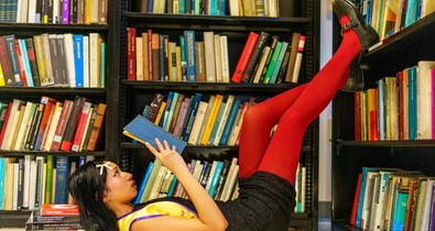 Rendezett színek, rendezett elme: a szín szerint rendezett könyvespolcok hatása a mentális egészségre