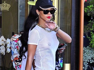 Íme, Rihanna mellbimbója