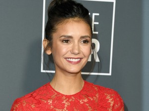Mintha a Vámpírnaplókból lépett volna ki Nina Dobrev ebben a piros ruhában