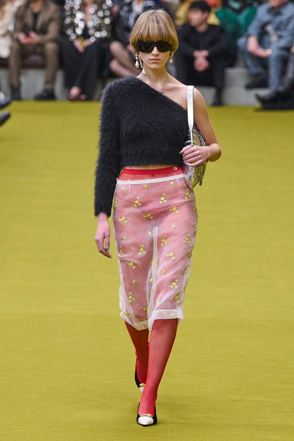 A Gucci kifutóján a piros harisnya jelent meg, ami felerősítette a szín elterjedését