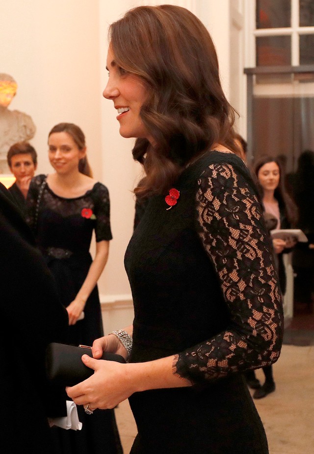 Kate Middleton kerekedő pocakkal