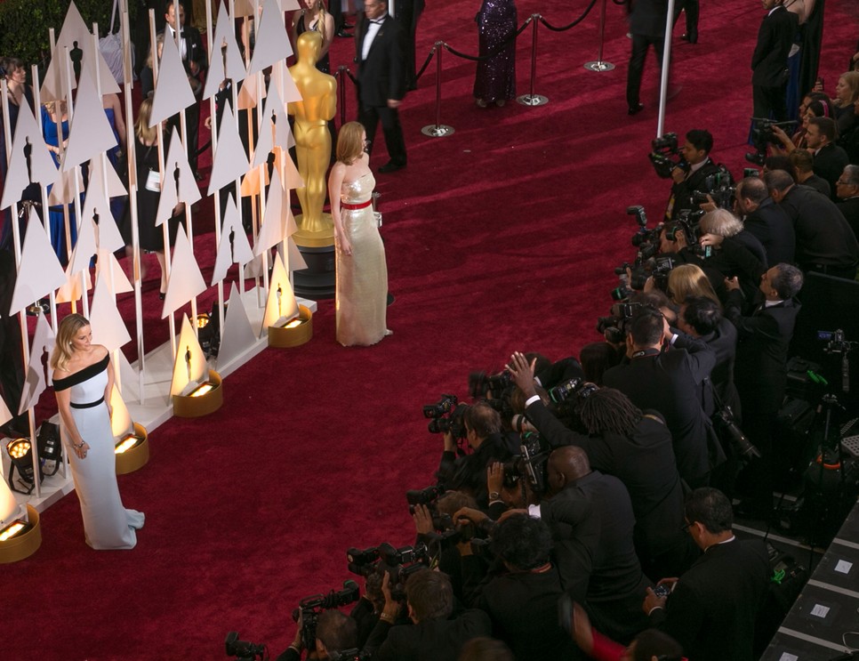 Reese Witherspoon és Nicole Kidman 2015-ben az Oscar-gála vörös szőnyegén 