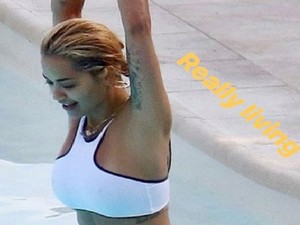 Rita Ora úgy feszít ebben a fürdőruhában, mint még soha!