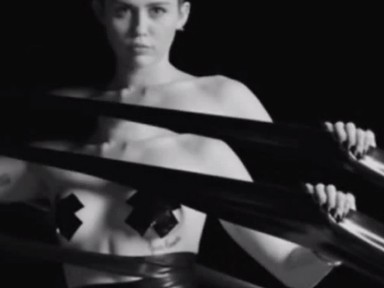 Miley mellét csak egy kis ragasztó takarja új klipjében