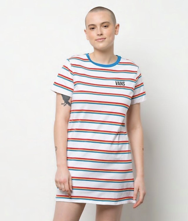 Hailey Bieber tudja miben kell dübörögni ezen a nyáron: Ugorj bele te is egy pólóruhába