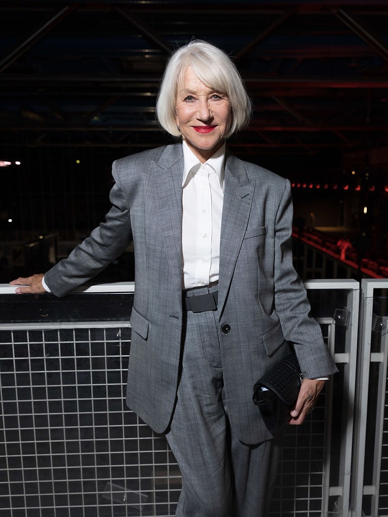 A kulisszák mögött Helen Mirren egy szürke Stella McCartney-nadrágkosztümöt viselt, ami egyszerűen mesésen állt neki