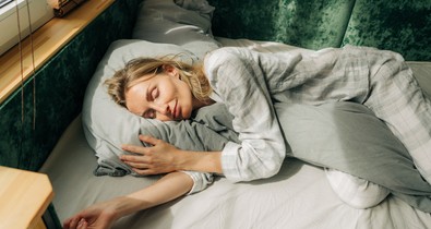 Szeretsz a jobb oldaladon aludni? Az orvos szerint most azonnal állj le vele: súlyos károkat okozol vele a szervezetednek