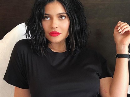 Másnak egy szerény fizetés, Kylie Jennernek egy babahordozó ára! Mégsem dobunk hátast tőle!