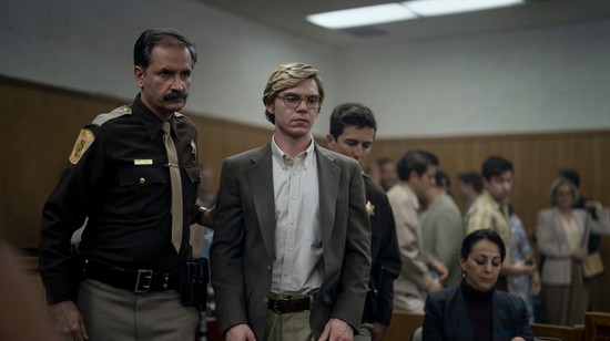 Még egy ok, amiért Evan Petersnek meg kell kapnia a Golden Globe-ot Jeffrey Dahmer szerepéért