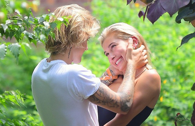 Justin Bieber és Hailey Baldwin csókolóznak