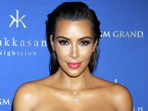 Fekete kukazsákba tekerte magát Kim Kardashian