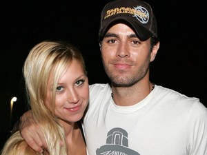 Megszületett Enrique Iglesiasék harmadik babája: íme az első fotó a csöppségről és apukájáról