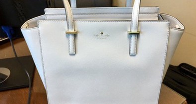 Az internet megőrül: Most erről a táskáról nem lehet eldönteni, hogy kék vagy fehér