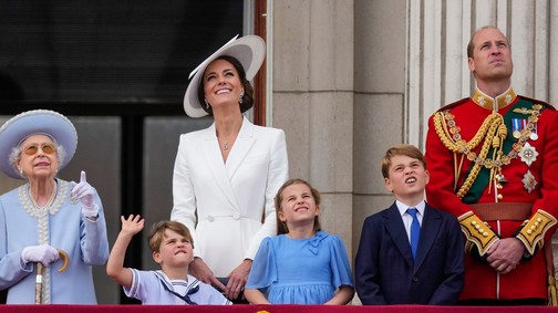 Csodálatos jubileum: II. Erzsébet királynő és a királyi család együtt nézte a katonai parádét