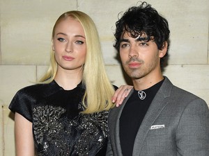 Ennél nem lesz viccesebb: Joe Jonas szerelme karakterének, Sansa Starknak öltözött