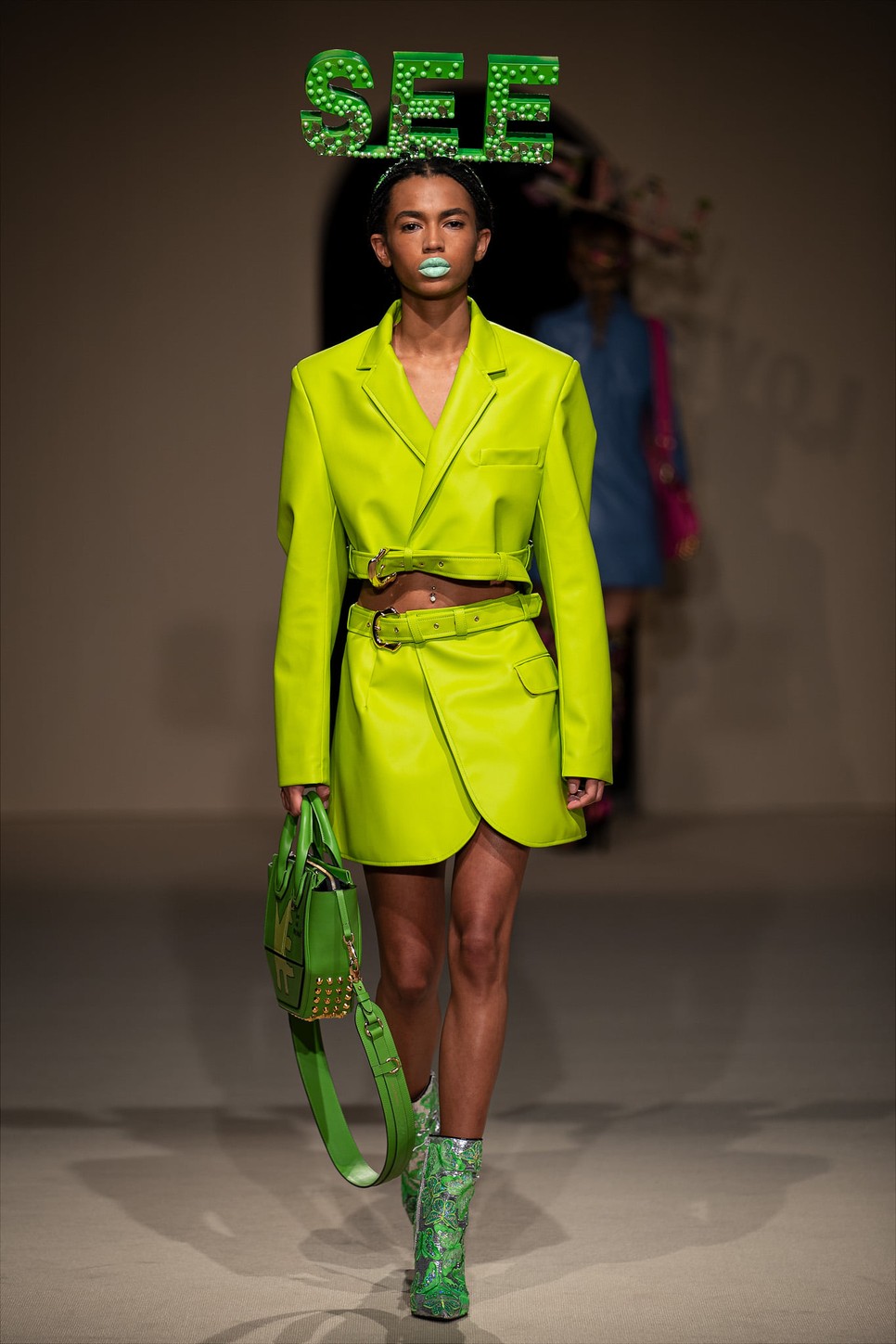 A kifutóról üzent a világnak Kerényi Virág - Látványos bemutatót láthatott a közönség a divathéten Budapesten