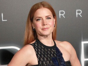 Imádunk Amy Adams, de az ég szerelmére, mi ez a rettenetes ruha?