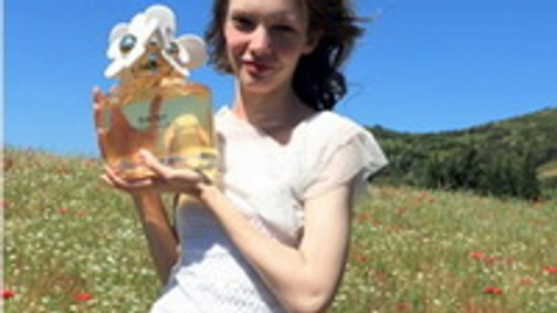 Videó: Srej Zsófi Marc Jacobs parfümreklámban