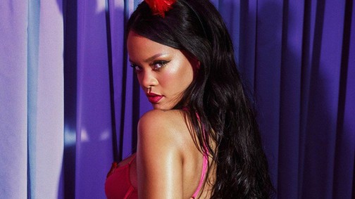 Rihanna valentin-napi fehérnemű kollekciója még korbácsot is tartalmaz, saját maga mutatja be