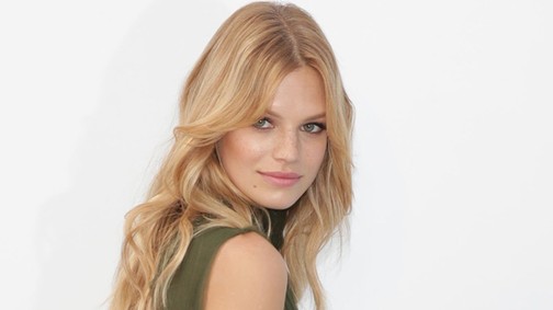 Bugyira vetkőzött a modell Cannes-ban