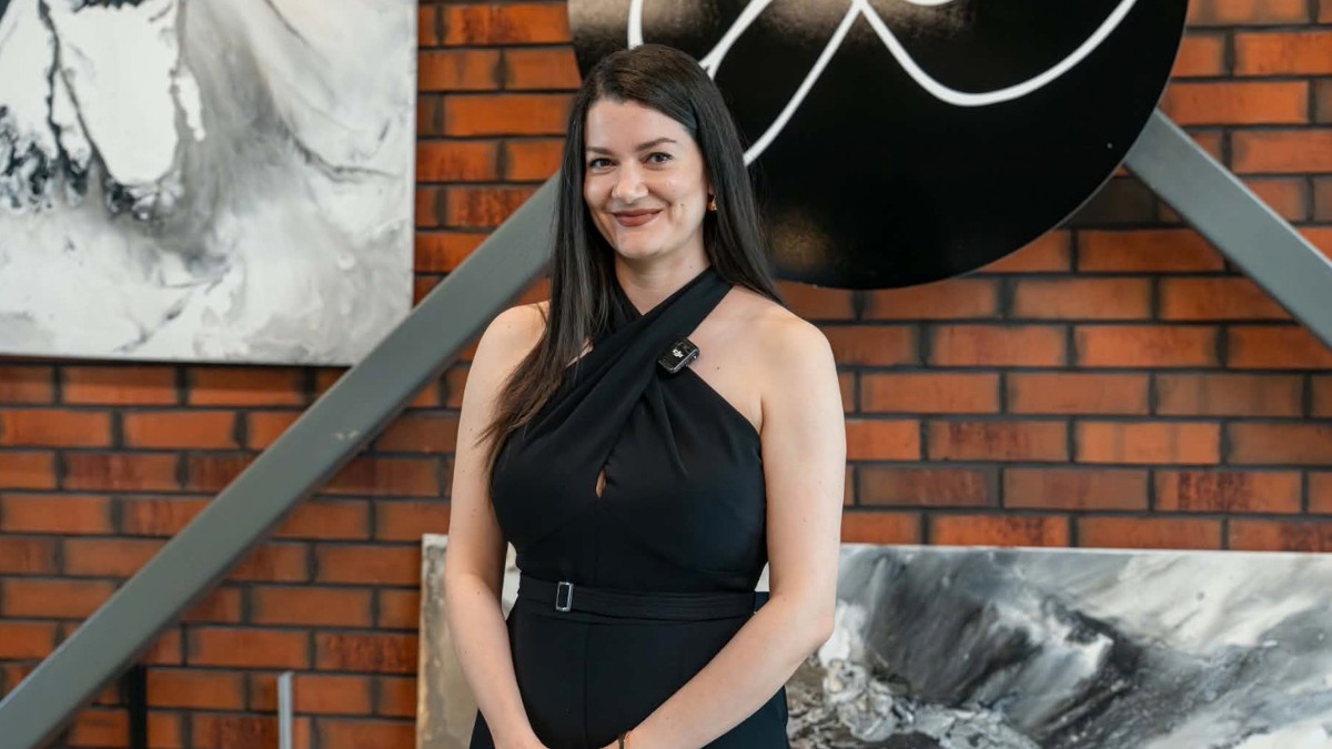 Az egykori rendezőasszisztens ma már absztrakt festőként dolgozik, képei pedig számos otthon falán kaptak helyet