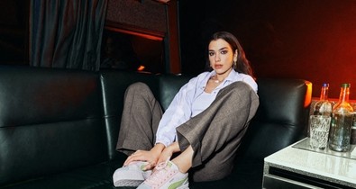 Randid van Dua Lipával! Egyenesen egy családi fesztiválról érkezik, hogy neked énekeljen