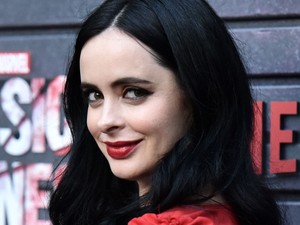 A Jessica Jones sztárja hatalmas pocakkal pózolt vörös szőnyegen