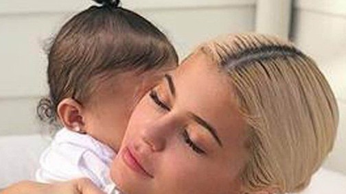 Kylie Jenner és Travis Scott elvitték a kis Stormit egy halloweeni tökfarmra, és a legédesebb képek születtek