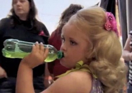 Honey Boo Boo engedelmesen kortyolgatja az energiaitalt