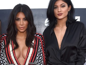 Ez a két sminkes kiköpött hasonmása Kylie Jennernek és Kim Kardashiannak!