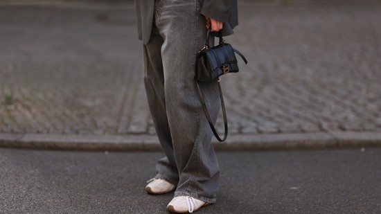 2025 őszén búcsúzz el a kék farmertől: ez a szín veszi át a helyét