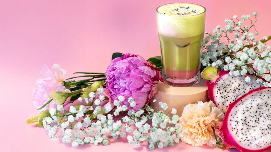 Vibráló színek, egzotikus hangulat és tudatos összetevők találkozása a kollagénes Green Dragon Matcha Latte.