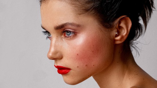 Viselj piros rúzst és szólalj fel a nőkkel szembeni erőszak ellen!