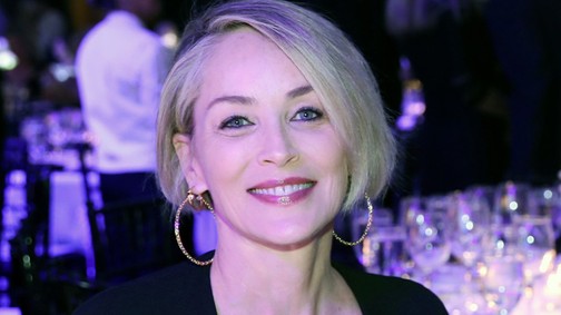 59 évesen Sharon Stone olyan dekoltázst mutatott, hogy leesik az állad