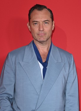 Jude Law – 7 gyermek. Jude Law hétgyermekes apuka, közülük többen különböző anyáktól születtek. Legkisebb gyermeke 2023-ban jött a világra, és a színész szerint minden egyes szülővé válás újabb leckét adott neki az életről.