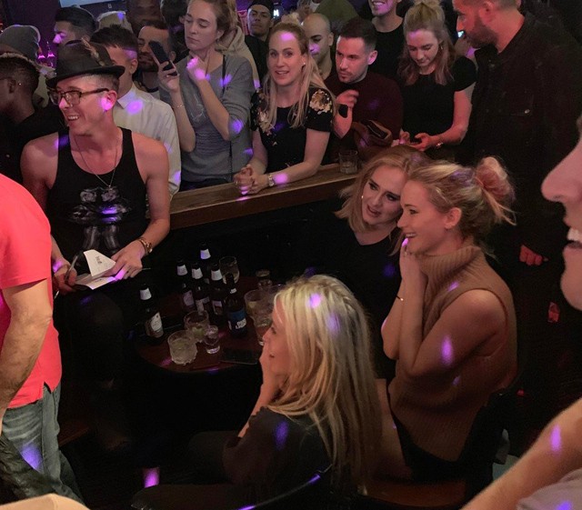Jennifer Lawrence és Adele egy New York-i melegbárban