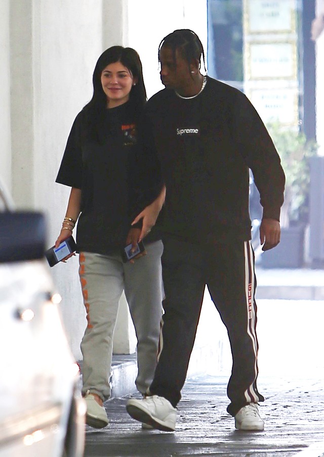 Kylie Jenner tényleg smink nélkül romantikázott