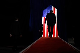 A republikánus elnökjelölt lesétál a színpadról egy kampánygyűlés végén az SNHU Arénában, 2024. január 20-án, Manchesterben, New Hampshire államban.