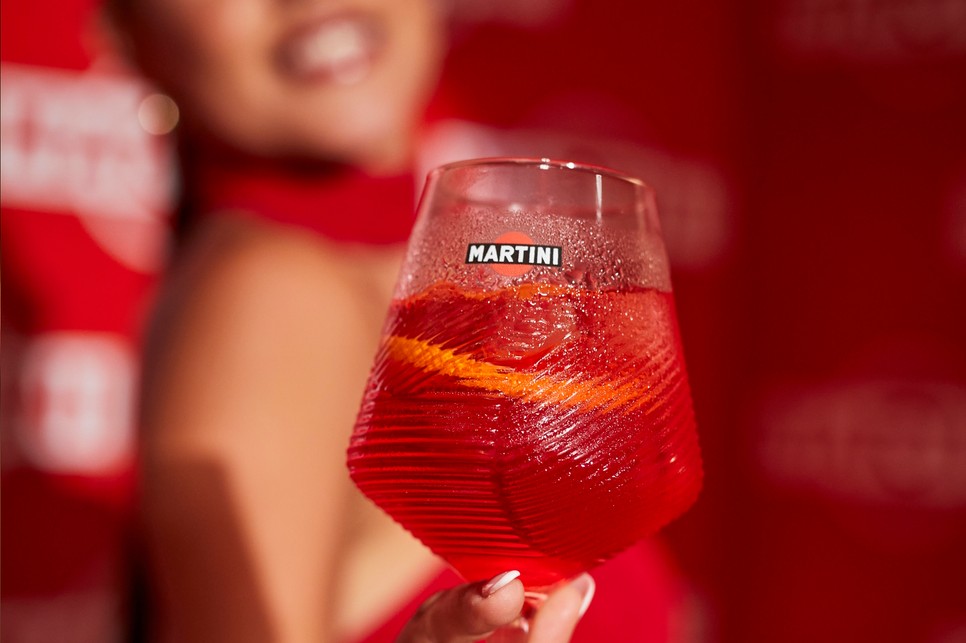 A palack dizájnját Torino ikonikus boltíves árkádjai inspirálták.