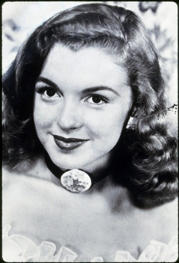 Marilyn Monroe-nak nem adatott meg a boldog gyermekkor: korán állami gondozásba került, később több családnál is megfordult, majd árvaházba került. Végül 16 évesen házasságba menekült. 