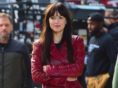 Dakota Johnson lélegzetelállító piros ruhája azonnal Valentin-napi hangulatba hoz