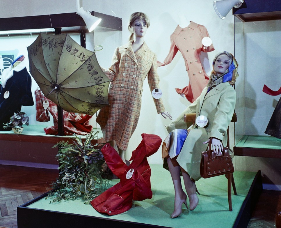 Divatcsarnok, Lotz-terem. Az Elegant Május 1 Ruhagyár kiállítása, 1970-ben.