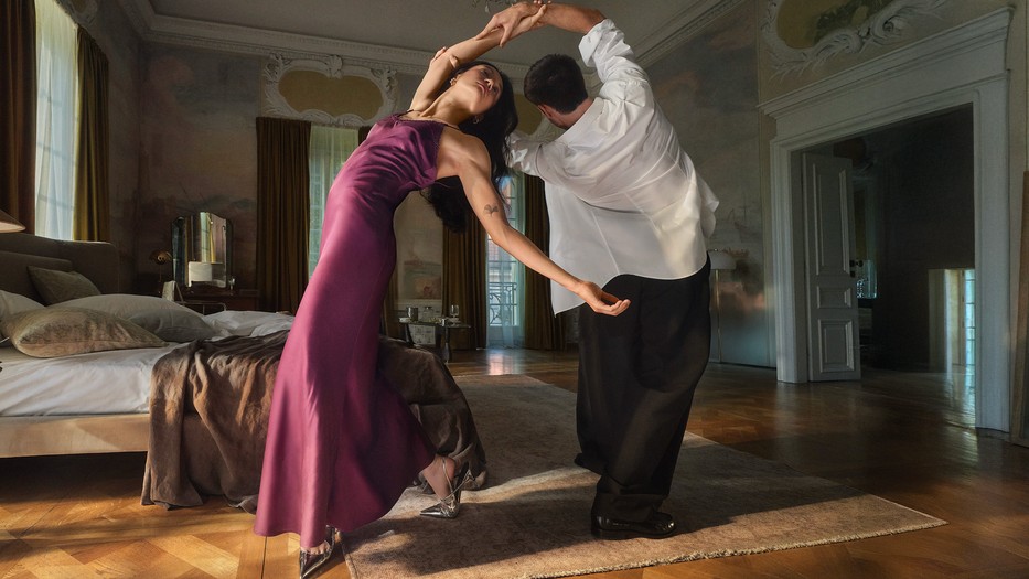 Az Answear 2025-ös őszi/téli kampánya a „Kapcsolatok tánca” nem egy kollekcióbemutató, hanem egy vizuális és érzelmi utazás, ahol a ruhadarabok szimbólumokká válnak