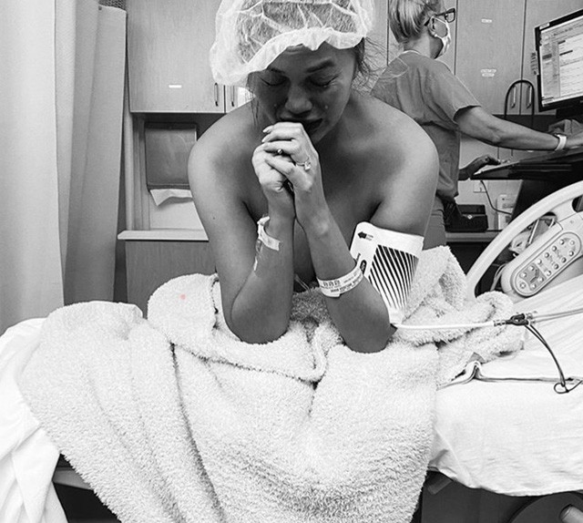 Szívfakasztó, őszinte interjút adott Chrissy Teigen a babája elvesztéséről