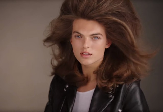 Damian Hurley egy sminkreklámban