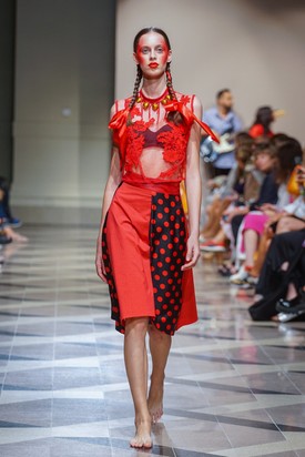 Csilingelő szivecskék a nyakláncon, a merész mintakeverés, az áttetszőség és a konzervatívabb vonalak keverése mind-mind izgalmassá teszik a Romani Design 2023-as tavaszi-nyári kollekciójának ezen öltözékét