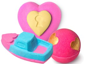 *Csobbanj a szerelem mámorában!*Megérkezett ugyanis a LUSH idei Valentin-napi kollekciója, mely számtalan romantikus és virágillatban pompázó terméket tartogat számodra! A bevezetések között nem csak az elmúlt néhány év hatalmas kedvenceit, de rengeteg vadiúj meglepetést is találsz. Mi egyszerűen imádjuk ezeket a szivecskékkel díszített fürdőbombákat! Lehetne ennél romantikusabb?Love Boat fürdőbomba LUSH 1890 FtLove Locket fürdőbomba LUSH 3290 FtHeartbeat fürdőbomba LUSH 2290 Ft*Itt keresd: www.hu.lush.com