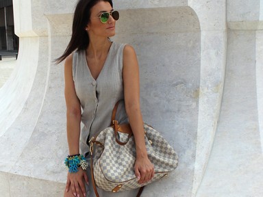 Lenvászon és türkizkék szettel búcsúzik Sabira