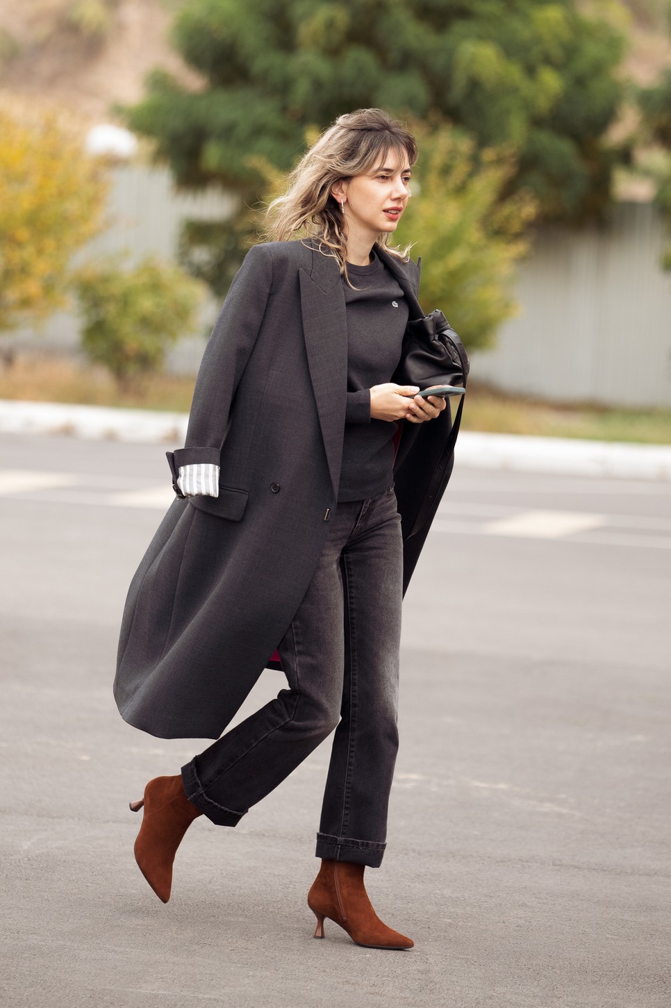 Mutasd teljes pompájában a bokacsizmád rövidített szárú farmerrel!