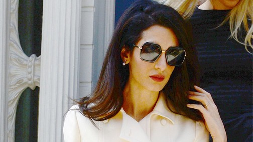 Amal Clooney megint megvillantotta a formás lábait
